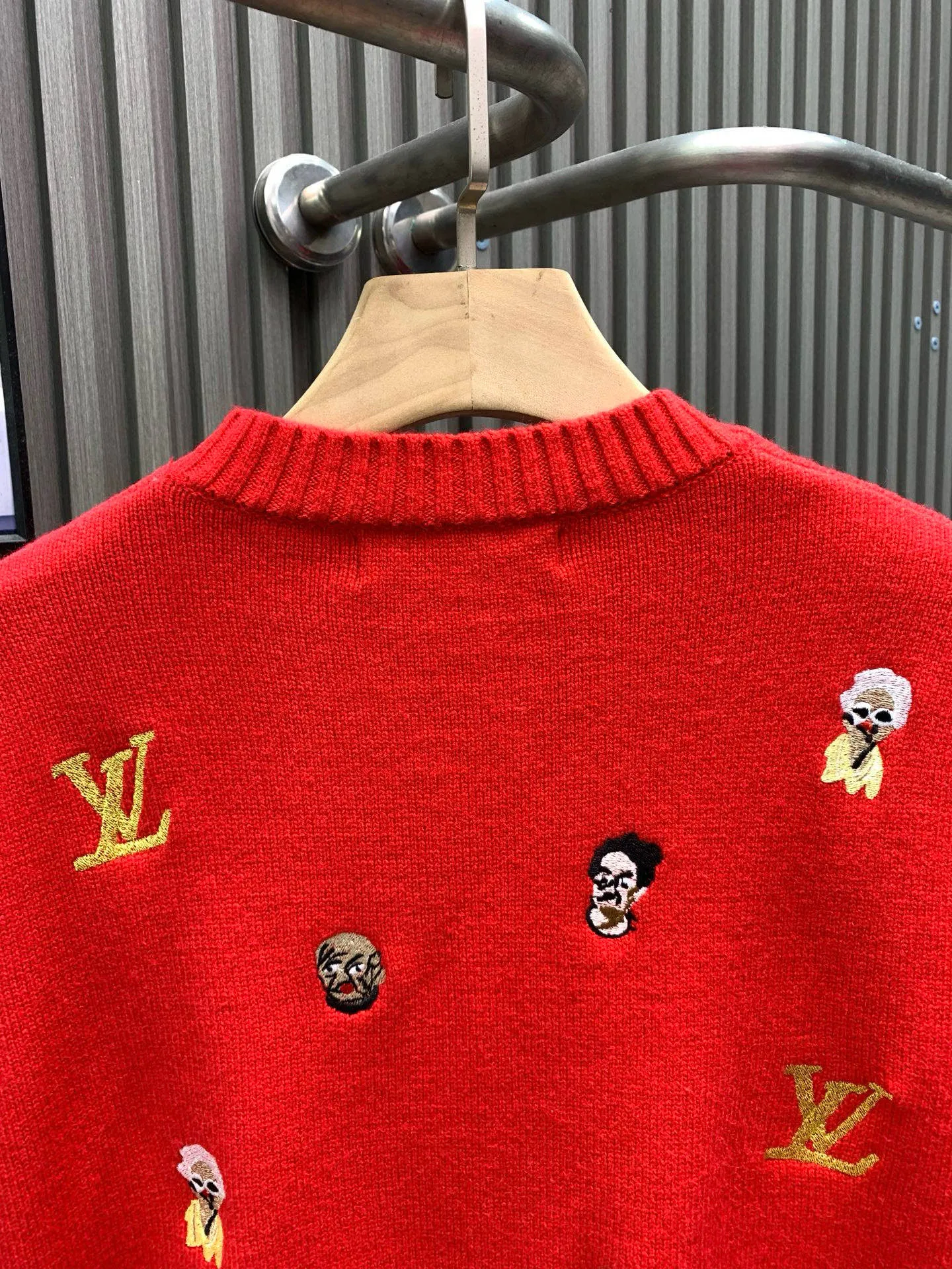 🅿️400 🀄️ Louis Vuitton 26* Autumn and Winter New Year's new products, same style for men and women. Classic logo jacquard logo, fashionable and versatile knitted sweater. Logo is embroidered with gold thread. The surrounding classic weird people's heads and faces are embroidered with complex craftsmanship. Ready-made clothes are crisp and draped with a sense of weight. Not only can they add a sense of fashion to daily wear, they feel soft, delicate, comfortable, breathable and not easily deformed. They are fashionable and individual and have a warm effect at the same time. The appearance is really nothing to say. Get it now
